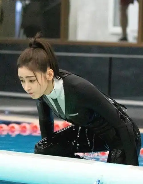 张天爱第一次尝试西装泳衣就火,看清浮出水面的腰身,大饱眼福!