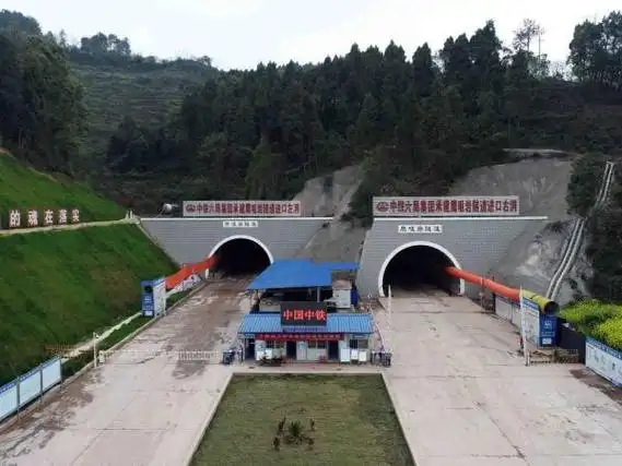 重庆武两高速首座隧道实现双线贯通 - 上游新闻·汇聚向上的力量
