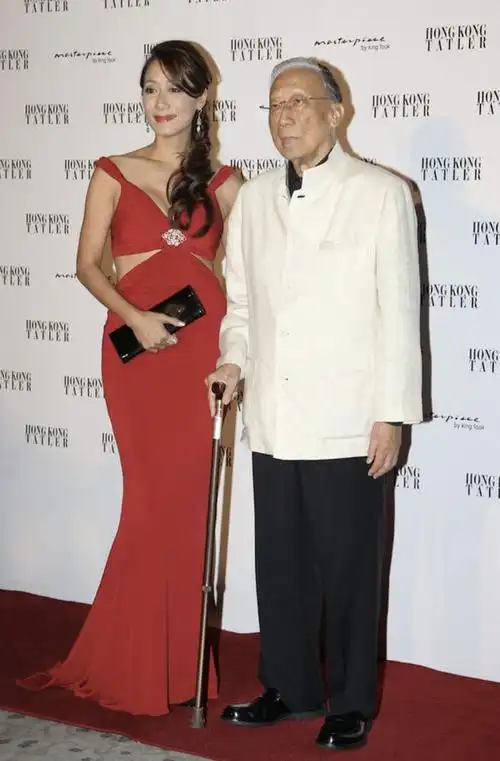 64岁张天爱为友人庆生罕露脸,脸显老仍优雅,四度离婚后至今单身