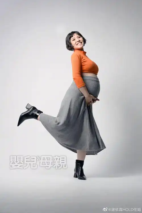 安以轩已经怀孕8个月的安以轩在孕期写真中身穿一件白色抹胸长裙,像极