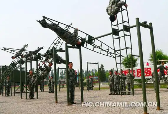 组图沈阳军区部队利用器械训练军人心理素质