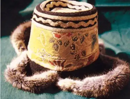 藏族极具特色的头饰,独特的装饰——藏帽_帽子