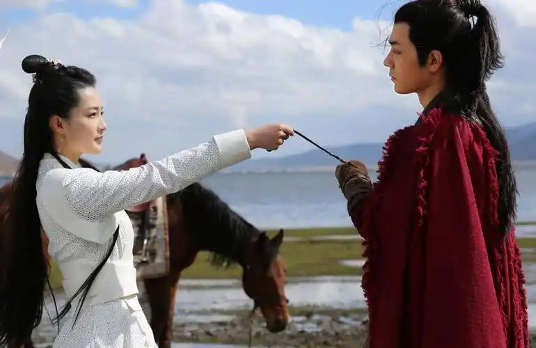 《狼殿下》花絮曝光,肖战李沁自拍展露真实颜值,二人cp感十足!