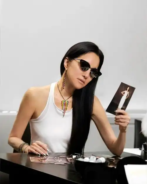 王薇薇1989年和丈夫arthur becker完婚,arthur曾是信