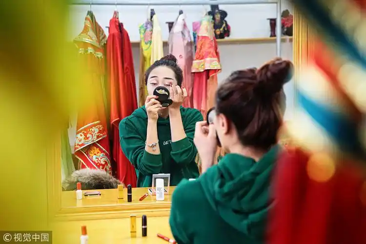 实拍横店反串演员 安能辨我是雄雌