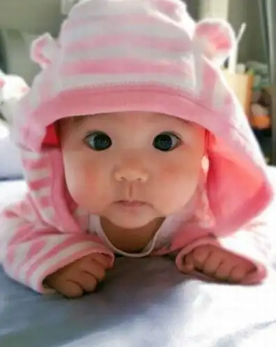 好萌的宝宝!贾静雯晒咘咘近照 大眼有神电力足