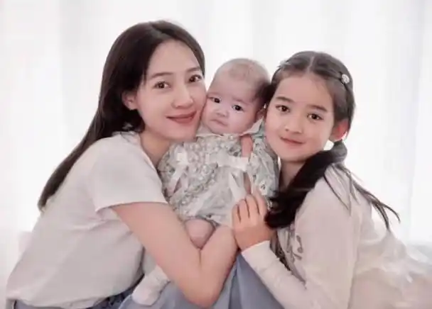 她说2008年中戏毕业,2023年一家四口,是女儿,是妈妈,是中国煤矿文工团