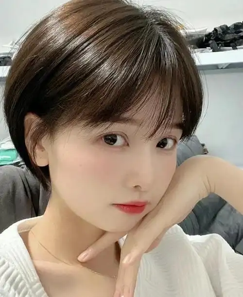 短发一直是女生们犹豫不决的话题,但其实,根据脸部特点来选择发型更为