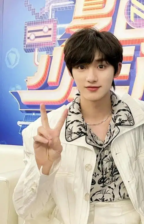 丁程鑫晒剪刀手自拍##丁程鑫的比耶自拍