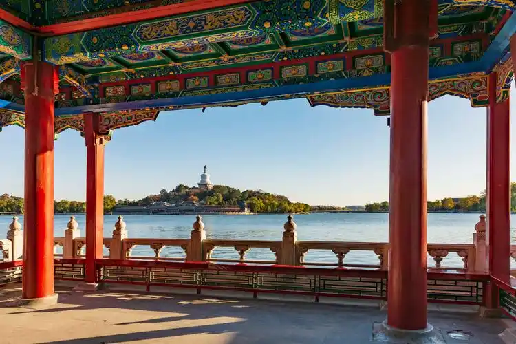 五龙亭里望琼岛摄于北京市北海公园