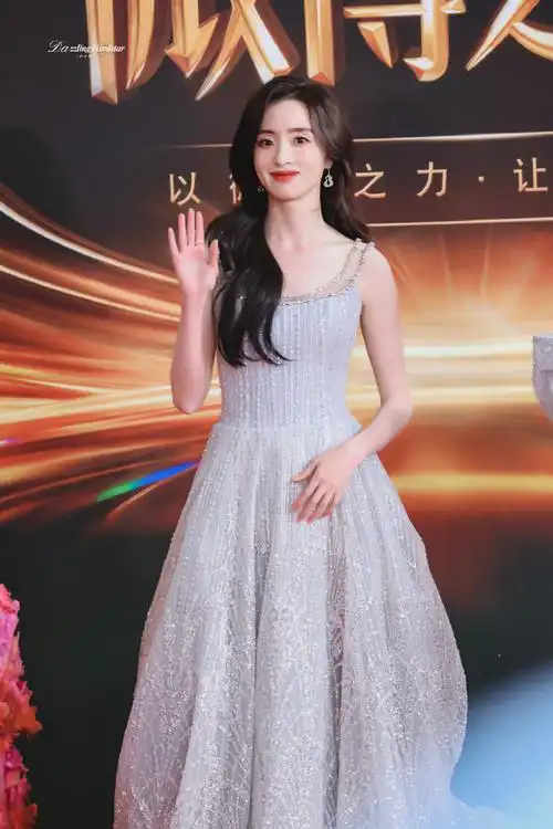 胡冰卿珍珠肩带裙胡冰卿微博之夜红毯来啦,身穿珍珠肩带裙的胡冰卿