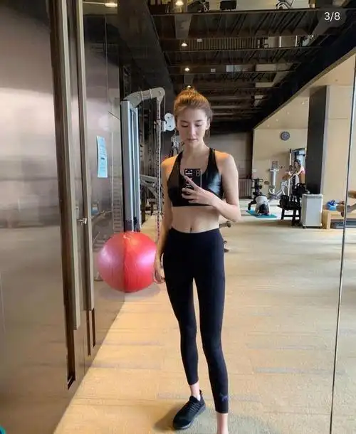 吴千语不愧是模特,参加婚礼比新娘还要抢镜,身材美貌让她成焦点