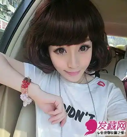 清纯甜美齐刘海发型蓬松自然的短卷发非常俏皮可爱