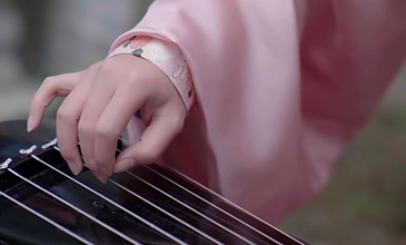 实拍古风人物弹古琴手部特写画面