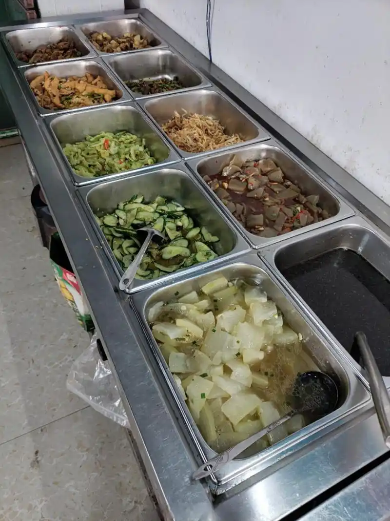 午餐,13元的自选快餐,肉菜是炸鱼,粉蒸肥肉,一般般啦,生意很好.