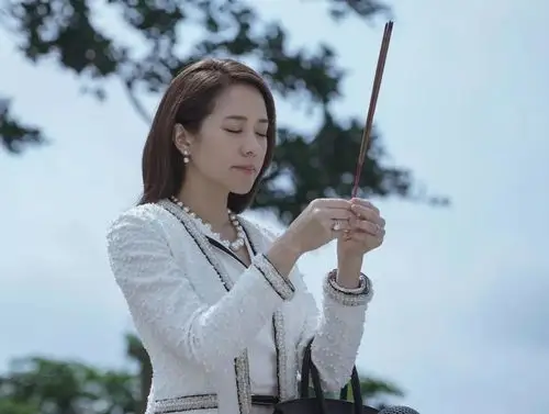 不过随着影片热播,林嘉欣的颈纹也上了热搜(在观影过程中