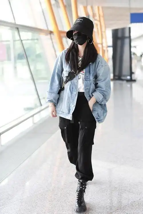 薇娅街拍:水洗牛仔衣工装裤皮靴 shine li渔夫帽酷飒有型