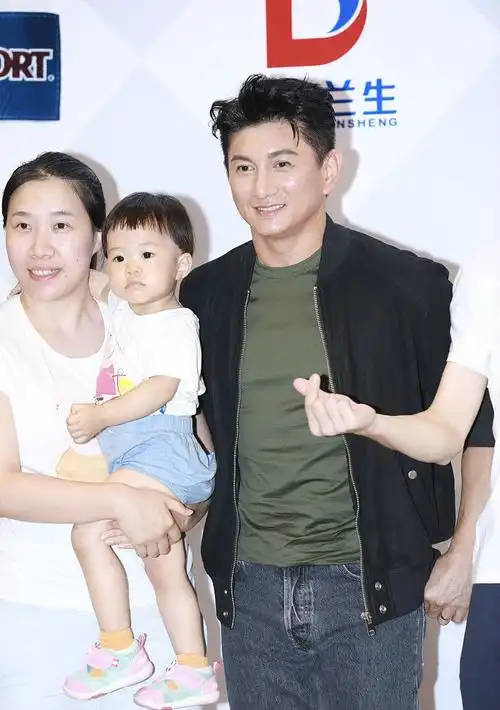 "新晋奶爸"吴奇隆幸福现身 见小朋友忍不住摸头父爱爆棚