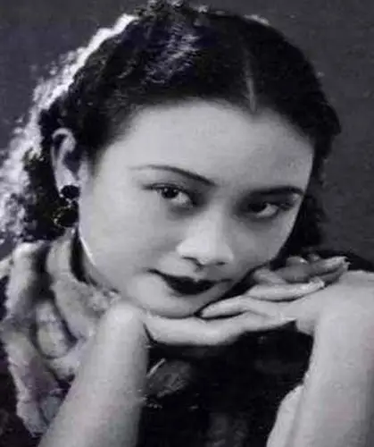 很快地,美丽牌香烟的包装上就有蒋梅英秀丽的照片.