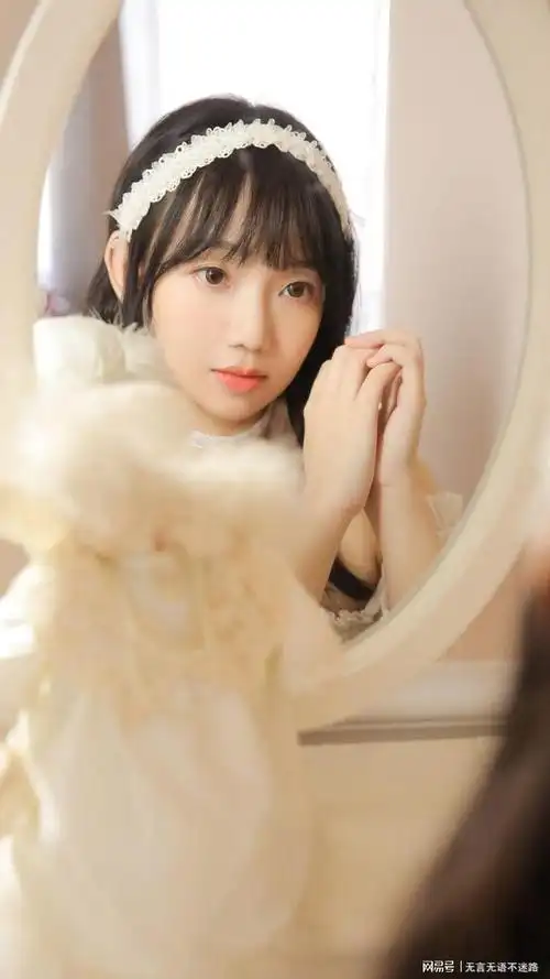 文静淑女范的美女白色露肩连衣裙唯美写真