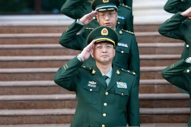 武警甘肃总队国旗飘扬激斗志戎装在身释忠诚