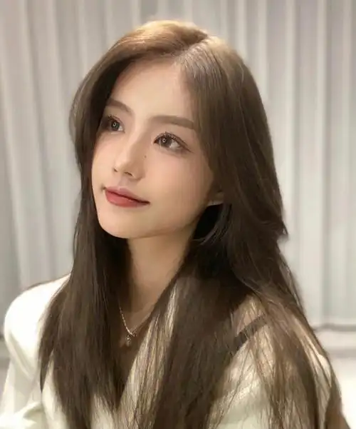 学生也能染的冷咖棕色不用漂很显白很温柔