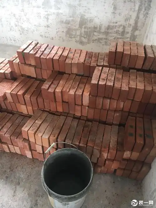 新砌墙面与原始墙面的t字连接处,原始墙面两边各外延10厘米,把粉刷层