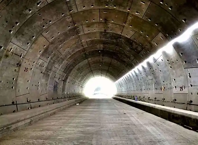海外首条长大隧道实现双线贯通