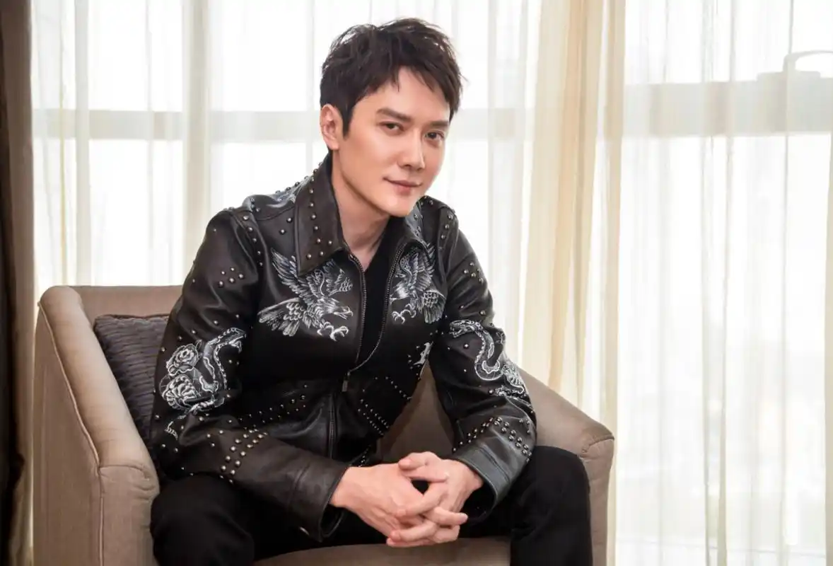 豪门公子冯绍峰的老爹叫冯月平,从事纺织行业