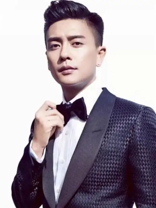 大脸男生发型大头男生如何选择发型与服装搭配