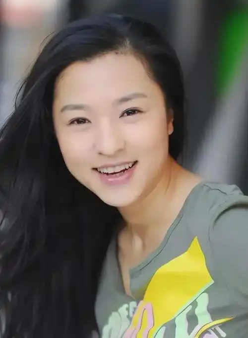 她,是《情满四合院》里傻柱的媳妇娄晓娥