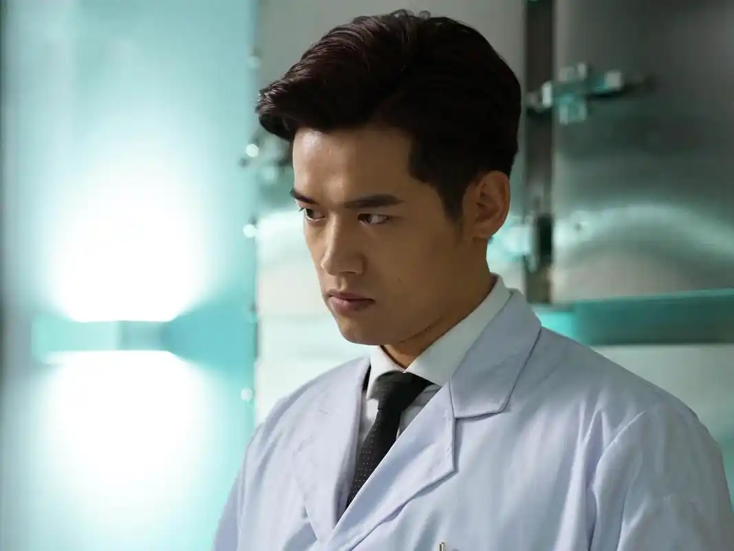 这部剧跟第一部很不同,比如在这一部剧中的人物多了很多,剧中女记者戏