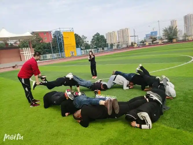 我们对团结一心,做出8人脚离地的工字型造型,取得优异成绩