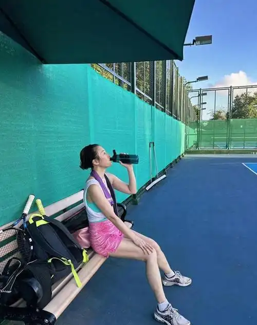 54岁张可颐素颜照曝光肤白似雪笑靥如花打网球露香肩活力四射