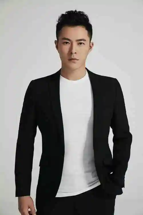 张子文黑色西装写真举手投足间尽显男人味道