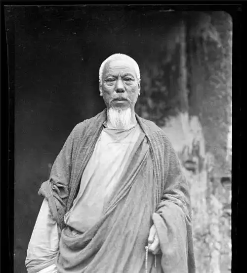 民国照片中的老大爷形象,这位老大爷一看就是个出家修行的师傅,白胡子