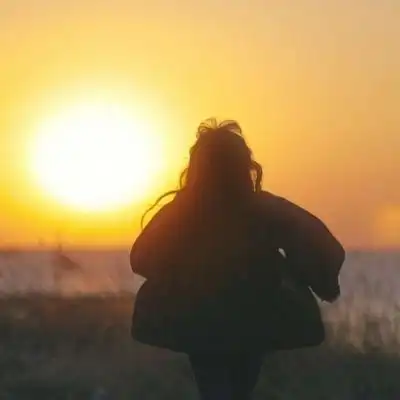 迎着阳光的女生头像高清微信头像励志女生简单气质