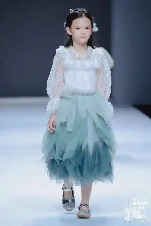 深圳时装周秀场上时代华娱童模04t台定点,摆pose,转身的步伐,眼神和