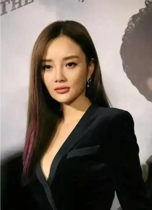 李小璐三亚度假照片曝光,网友直呼少女般身材太惊艳