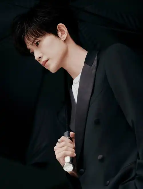 裁切率性的潇洒7315boss@任嘉伦allen黑色西装反差感造型来袭