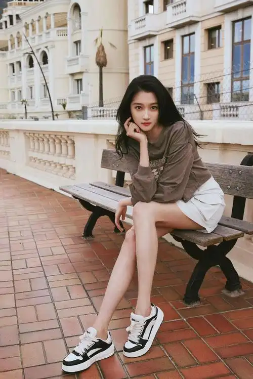 终于等到关晓彤在摩纳哥的街拍库存