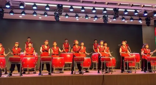 万柏林区实验中学的学生们以"中国鼓"开场,声震八方,中国传统