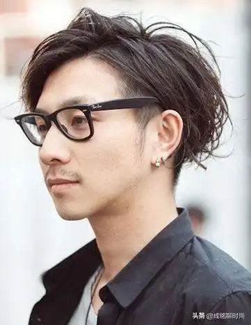 男生头发两边推掉发型 - 看百科