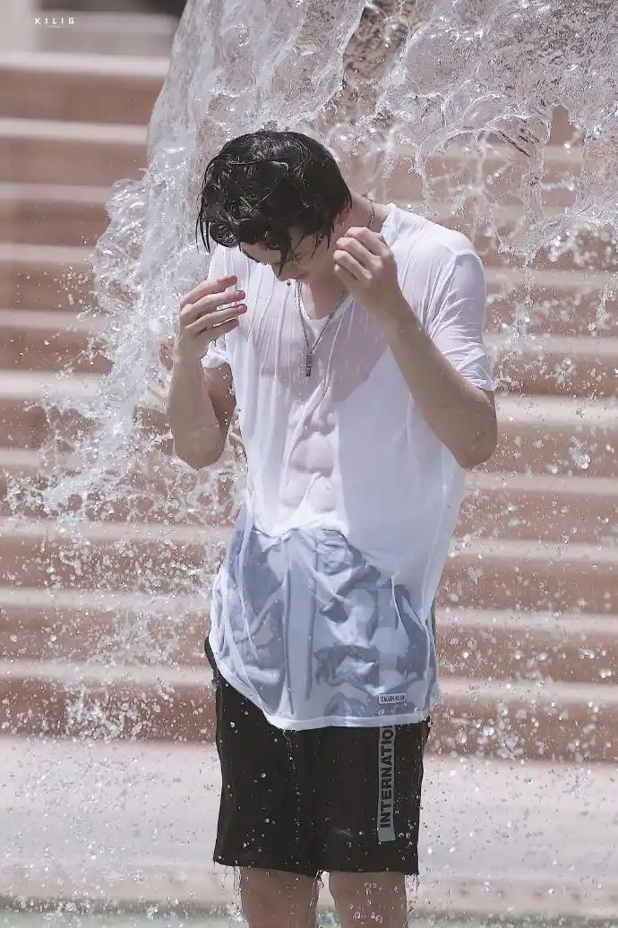 ninepercent分享190711前方肉体警告多图预警阿廷湿身玩耍露诱人腹肌