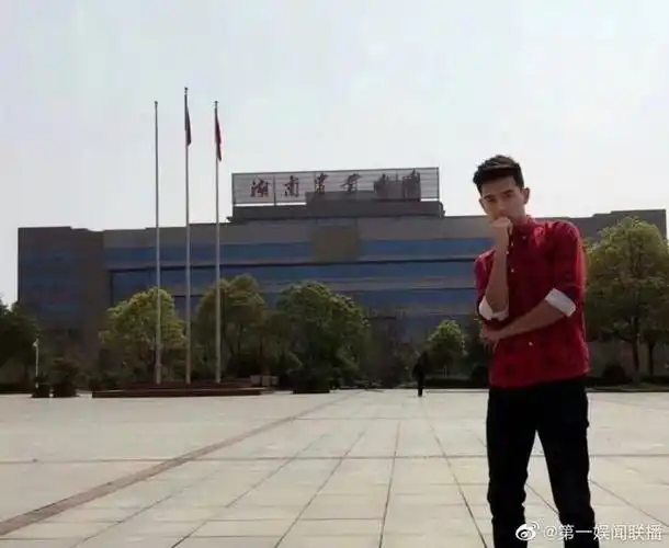 李现低调助力高考,多校门口"晒"李现,有没有你们学校?