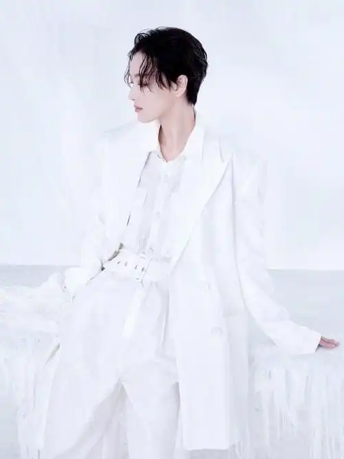 张馨予#近日,张馨予大胆尝试了一种全新的短发造型,这种复古风傅哪