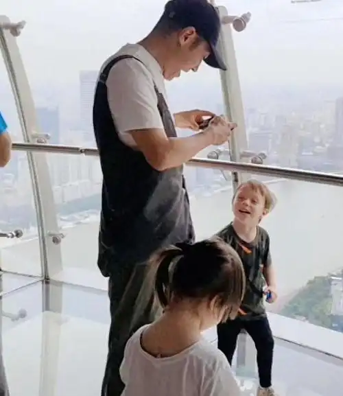 撒贝宁,这位因为其优秀的专业背景和幽默风趣的主持风格而备受瞩目的