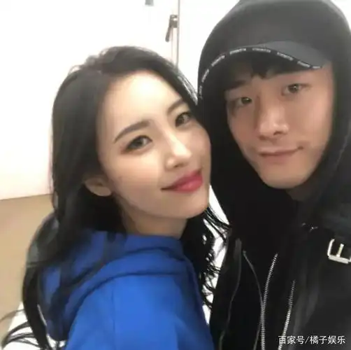 宣美合作氛围感拉满同一天生日发贴脸照车贤胜参加相亲访谈