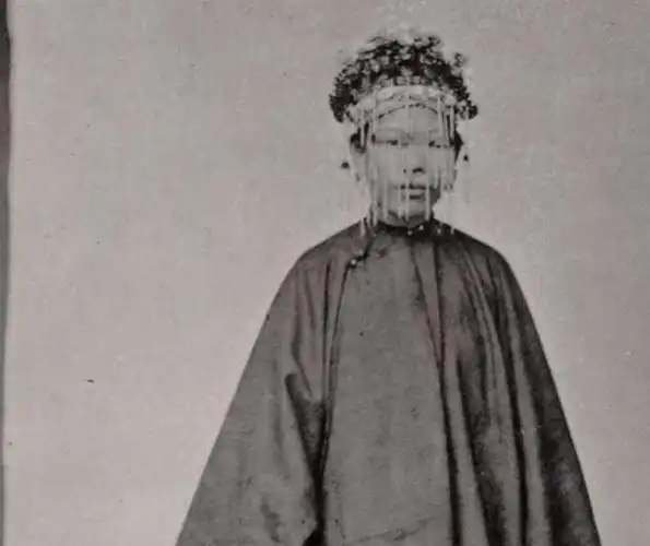 大红嫁衣和凤冠霞帔乃是古代女子出嫁时的经典着装之一,若是有钱的