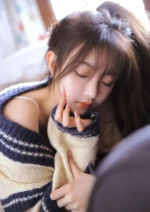 绝色迷人红唇美女私房照